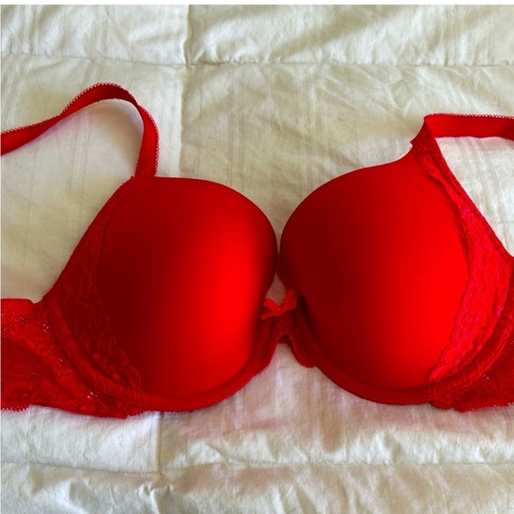 3 Victoria’s Secret bras - Picture 7 of 7